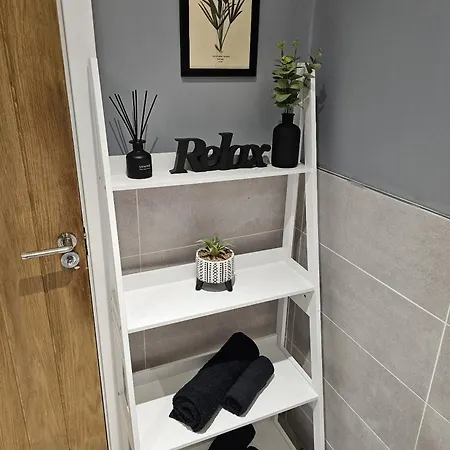 Homebird - Epsom Apartment