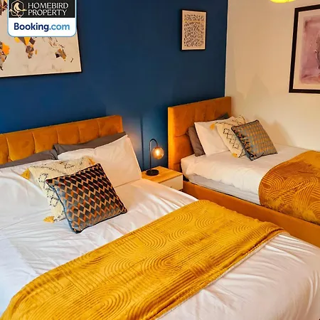 Welcoming 2bedroom By Homebird Management Short Lets & Serviced With Free Parking *