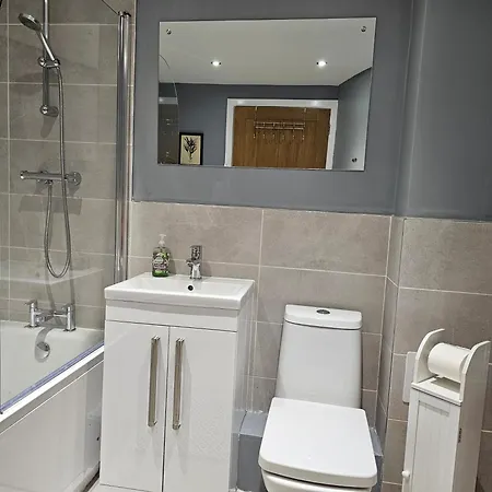 Welcoming 2bedroom By Homebird Management Short Lets & Serviced With Free Parking Appartement *